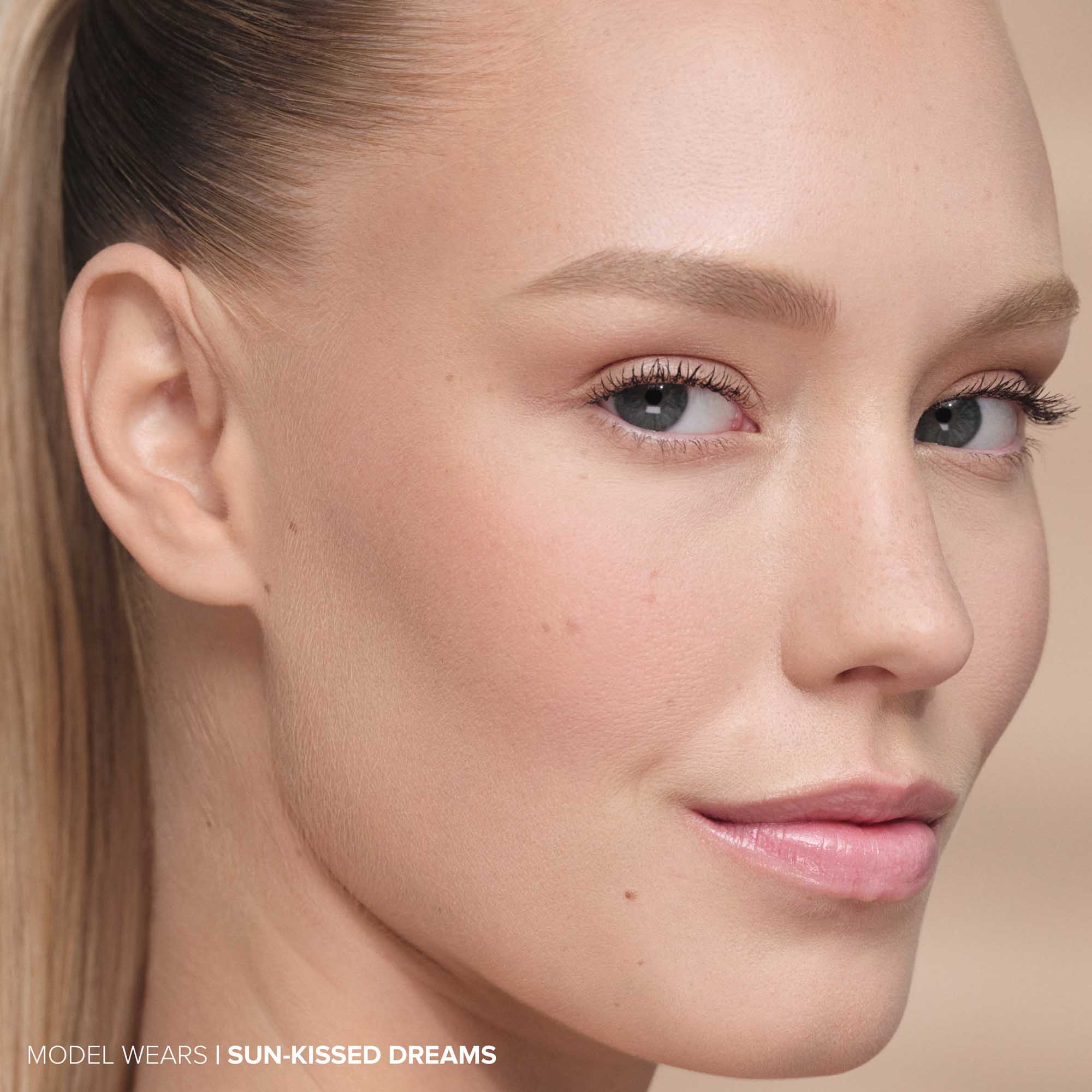Smooth_Blur_Bronzer_model_sunkissed_dreams.jpg